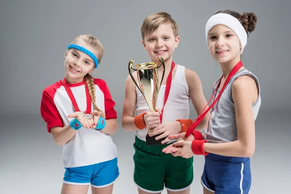 Niños pequeños con premios —  Fotos de Stock