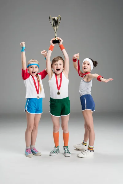 Niños pequeños con premios — Foto de Stock