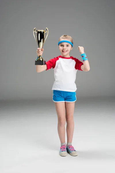 チャンピオンのゴブレットとアクティブな女の子 — ストック写真