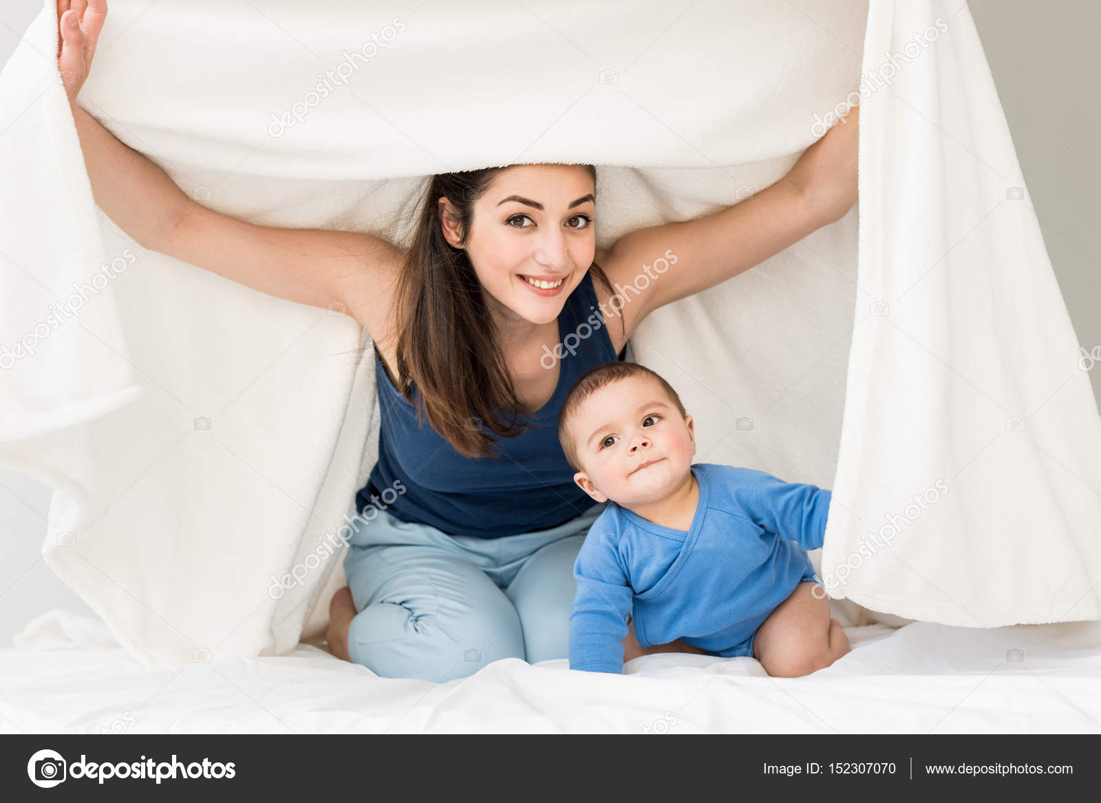 Сын одеяло мама. Мама укладывает сына спать. Сын одеяло мама. Мать укладывает ребенка спать. Укладывать ребенка.