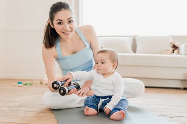 Birlikte oynayan bebek çocuk kadın