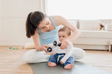 Birlikte oynayan bebek çocuk kadın 