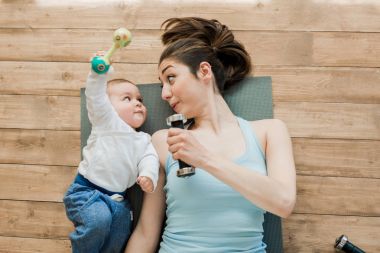 Anne ve bebek çocuk dumbbells ile oynamak