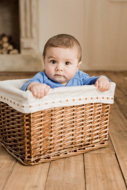 Oturan erkek bebek kutusu örgülü