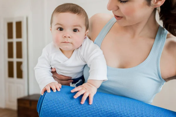 Niedlicher kleiner Junge schaut in die Kamera — Stockfoto