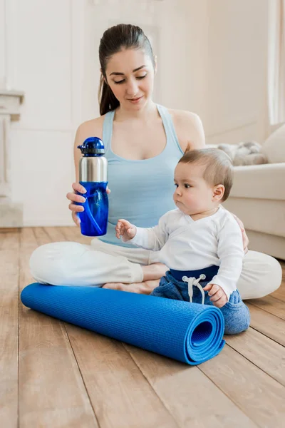 Vrouw ontspannen met haar zoon — Stockfoto