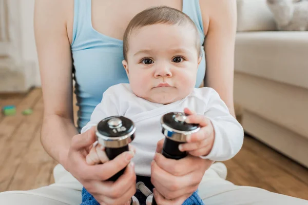 Mujer y bebé niño jugando con pesas — Foto de Stock