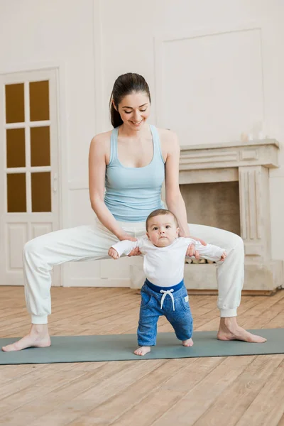 요가 연습 하는 아기와 엄마 — 스톡 사진