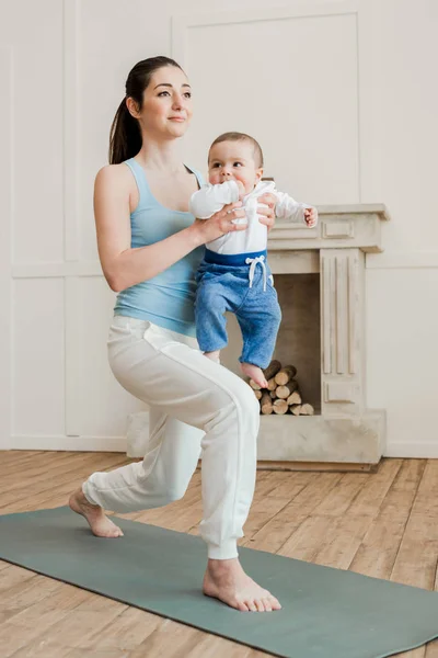 Ibu dengan bayi laki-laki berlatih yoga — Stok Foto