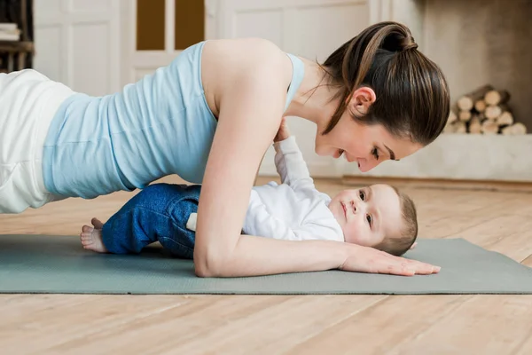 Mujer con su hijo durante el entrenamiento — Foto de Stock