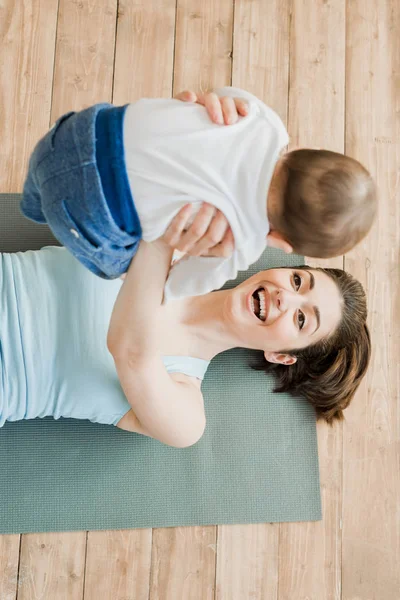 Donna felice che gioca con suo figlio — Foto Stock