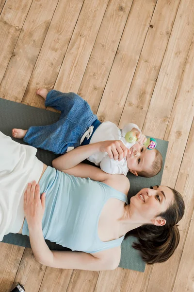 Mulher feliz brincando com seu filho — Fotografia de Stock