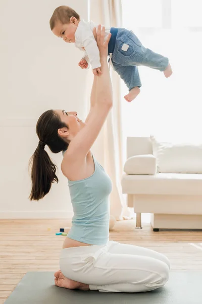 Junge Mutter spielt mit ihrem Sohn — Stockfoto