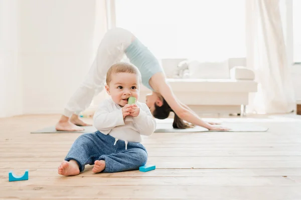 Aşağı doğru köpek pozisyonda genç kadın 