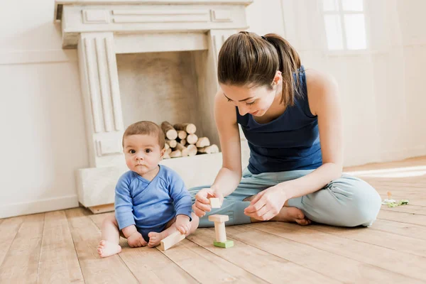 Vackra mamma leker med hennes son — Stockfoto