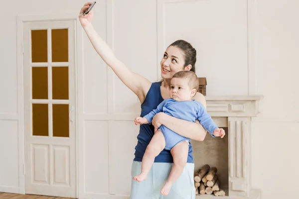 Mosolygó anya fiával, figyelembe véve a selfie — Stock Fotó