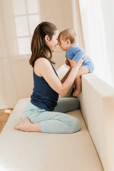 Moeder met babyjongen thuis — Stockfoto