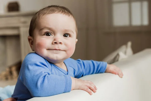 笑みを浮かべて赤ちゃんの男の子 — ストック写真