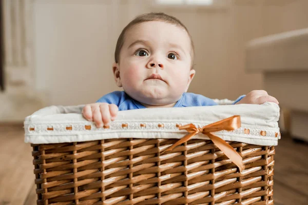 Μωρό αγόρι κάθεται σε πλεκτά κουτί — Φωτογραφία Αρχείου