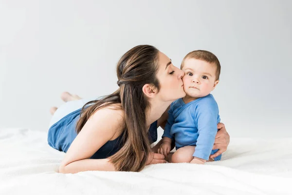Yatakta yatarken çocuk ile genç anne — Stok fotoğraf