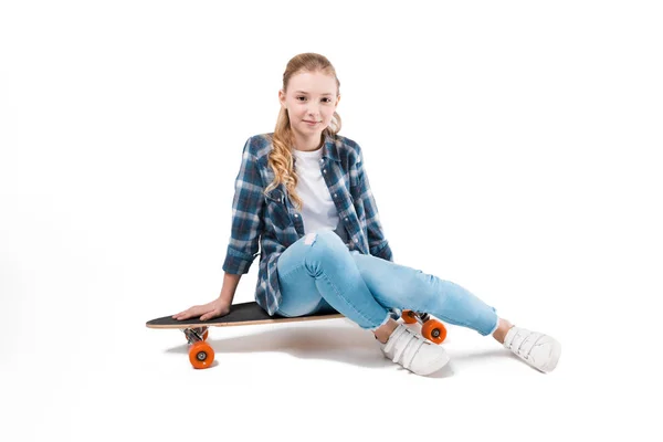 Gelukkig meisje met skateboard — Stockfoto