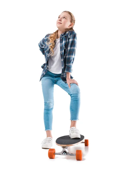 Glückliches Mädchen mit Skateboard — Stockfoto