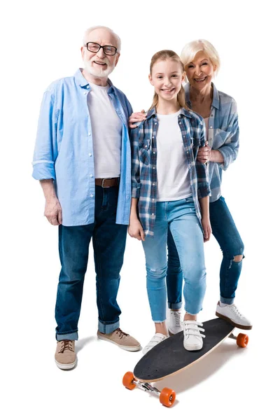 Семья позирует со скейтбордом — стоковое фото