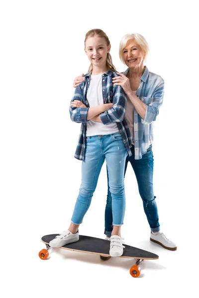 Glückliche Enkelin mit Skateboard — Stockfoto