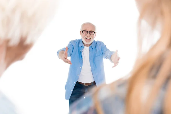 Abuelo barbudo feliz — Foto de stock gratis