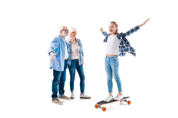 Щаслива онука зі скейтбордом — стокове фото
