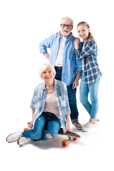 Familie poseren met skateboard — Stockfoto