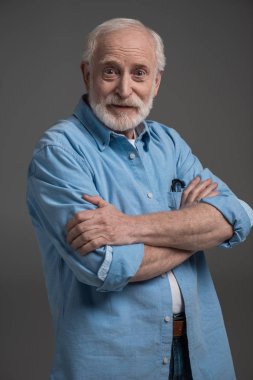 Yaşlı sakallı adam.