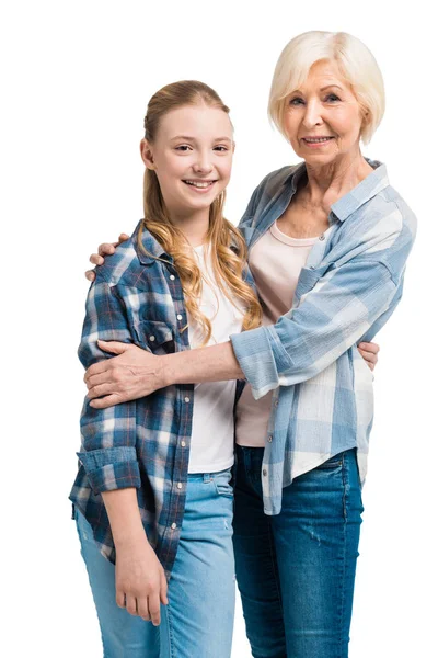 Бабушка и внучка обнимаются — стоковое фото