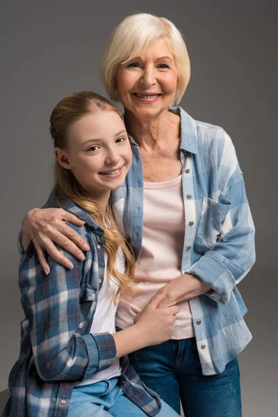 Abuela y nieta abrazándose — Foto de Stock