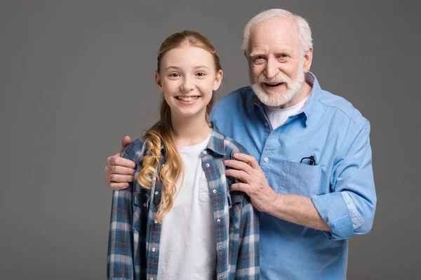 Farfar och barnbarn kramas — Stockfoto