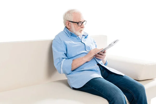 Hombre mayor leyendo libro — Foto de Stock