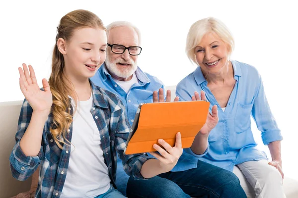 Família usando tablet digital — Fotografia de Stock