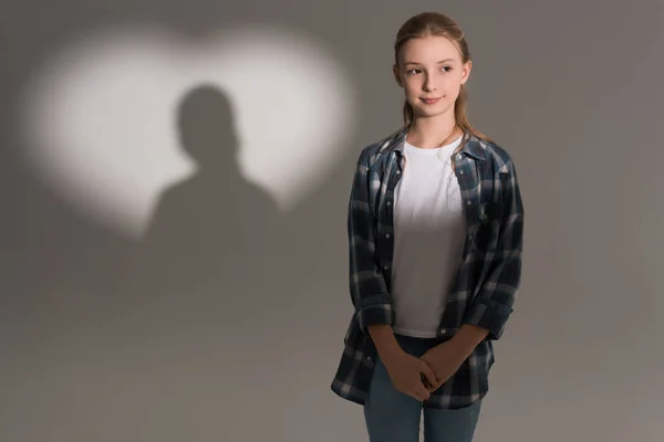 Menina com sombra em forma de coração — Fotografia de Stock