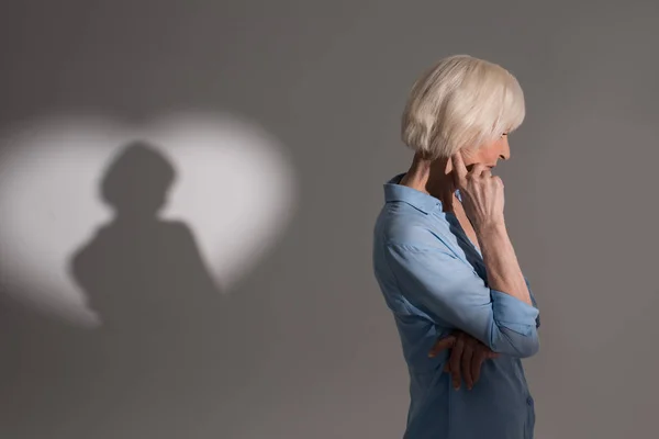 Жінка з тіні у формі серця — стокове фото