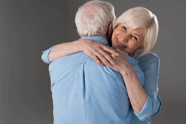 Högre par omfamning — Stockfoto