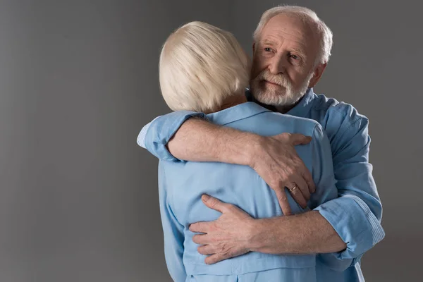 Cuplu în vârstă îmbrățișarea — Fotografie, imagine de stoc