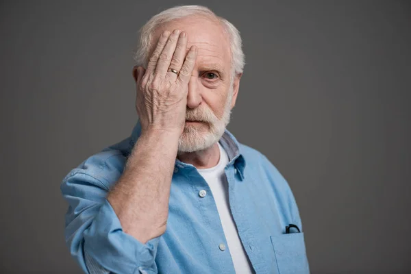 Senior man herziening van gezichtsvermogen — Stockfoto