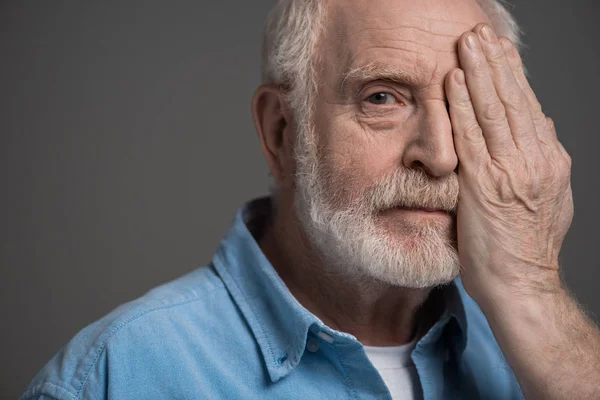 Senior man reviewing eyesight — Stock Photo, Image
