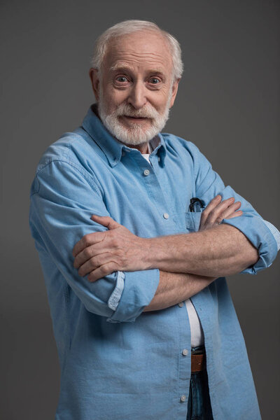 Старший бородатый мужчина