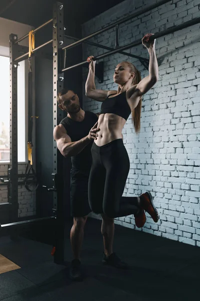 Sportswoman doing pull up — Stock Photo, Image