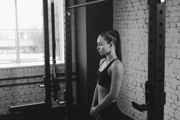 Deportista de pie en el gimnasio — Foto de Stock