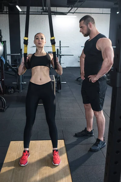 Sportvrouw trainen met trx — Gratis stockfoto