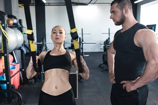 Entrenamiento de deportista con trx — Foto de stock gratis