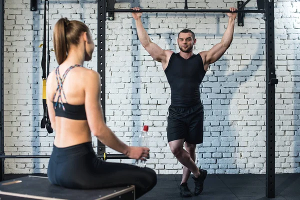 Sportiv și sportiv în sala de gimnastică — Fotografie, imagine de stoc