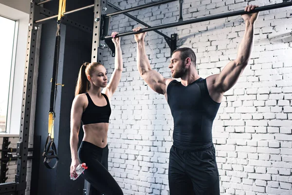 Hombre y mujer en el gimnasio — Foto de Stock